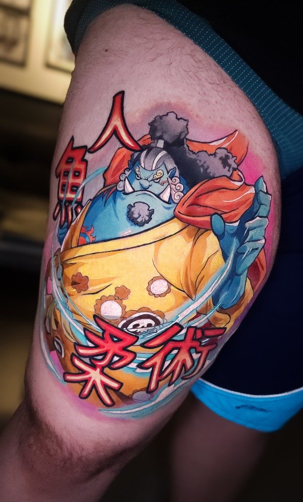 Tatuaje a color de Jinbe de One Piece en el muslo