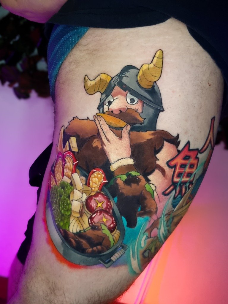 Tatuaje a color de Senshi de Dungeon Meshi cocinando