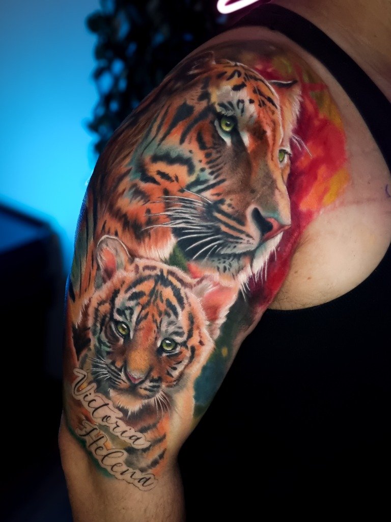 Tatuaje a color de madre tigre y cachorro en el hombro con letras Victoria Helena