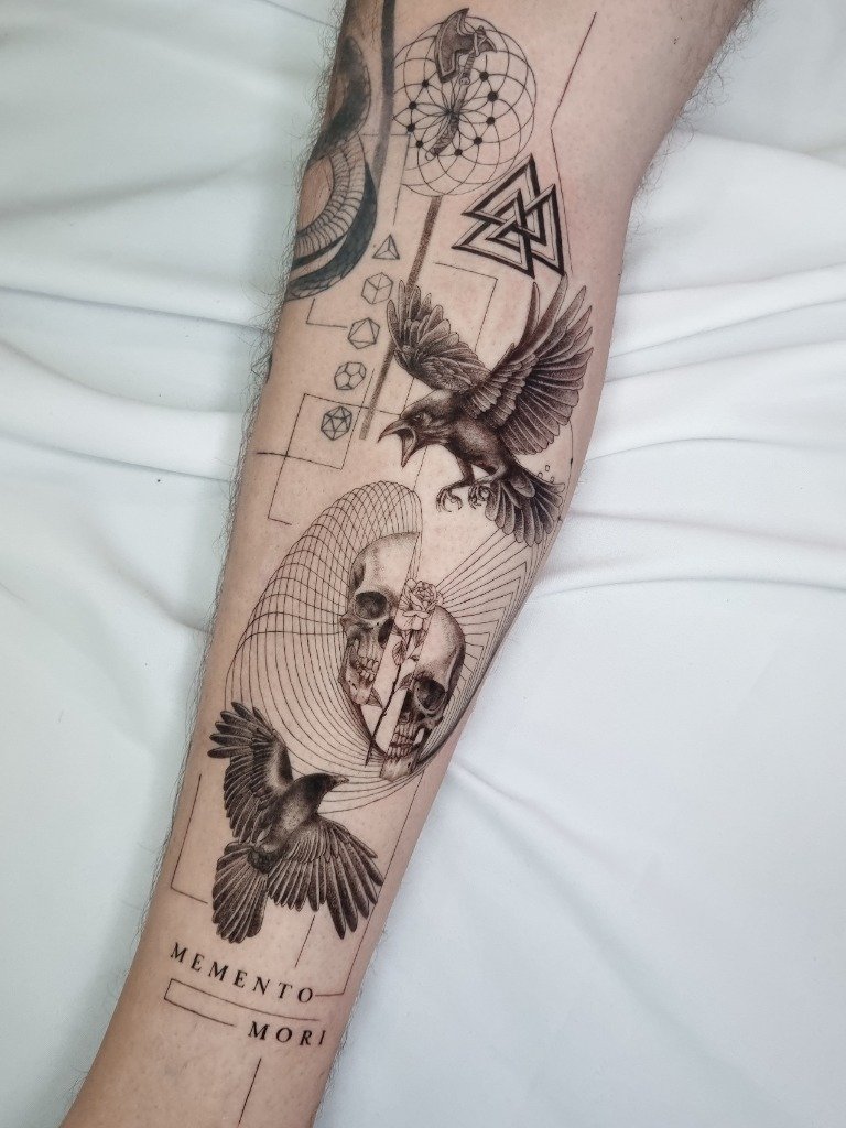 Tatuaje conceptual con cráneo, rosa y cuervos volando en el antebrazo