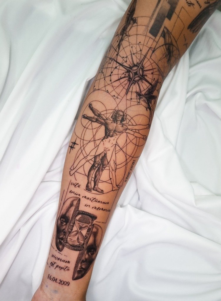Tatuaje conceptual con el hombre de vitruvio y reloj de arena en el antebrazo
