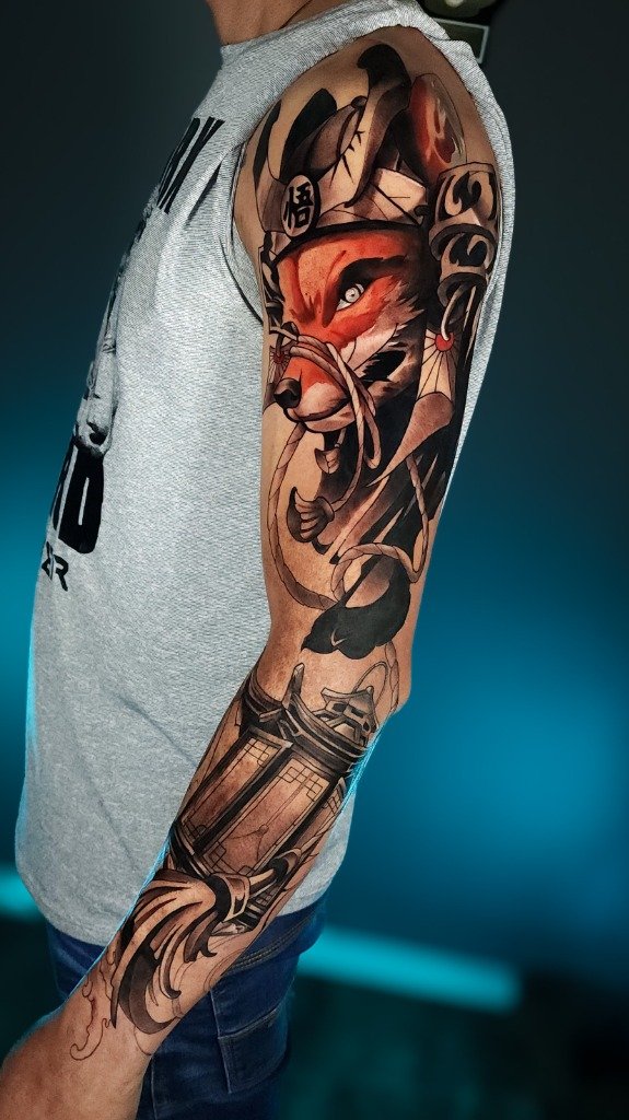 Tatuaje en sombras de zorro samurai con casco kabuto y linterna en el brazo